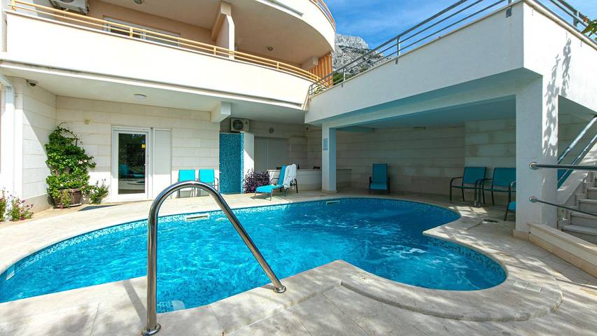 Studio dla 2 osób, z widok i taras oraz basen, zwierzęta dozwolone w Brela