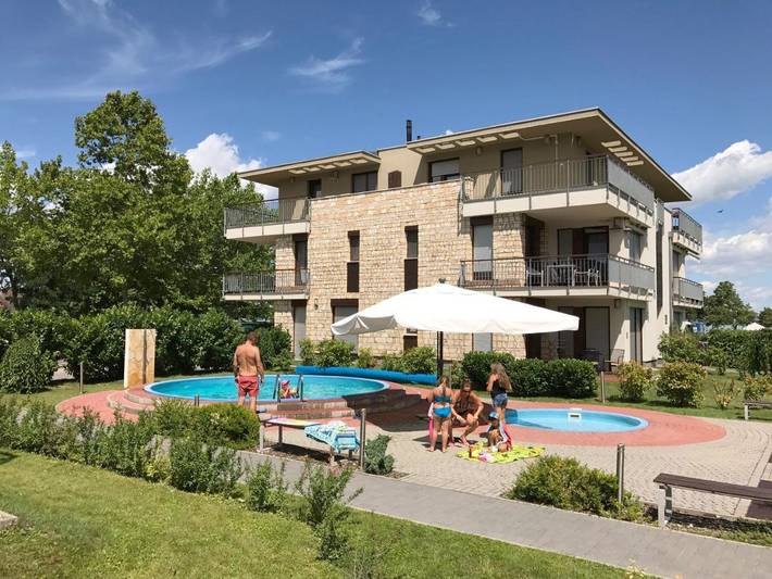 Apartament wakacyjny dla 6 osób, z ogród i widok oraz widok na jezioro i basen w Zamárdi