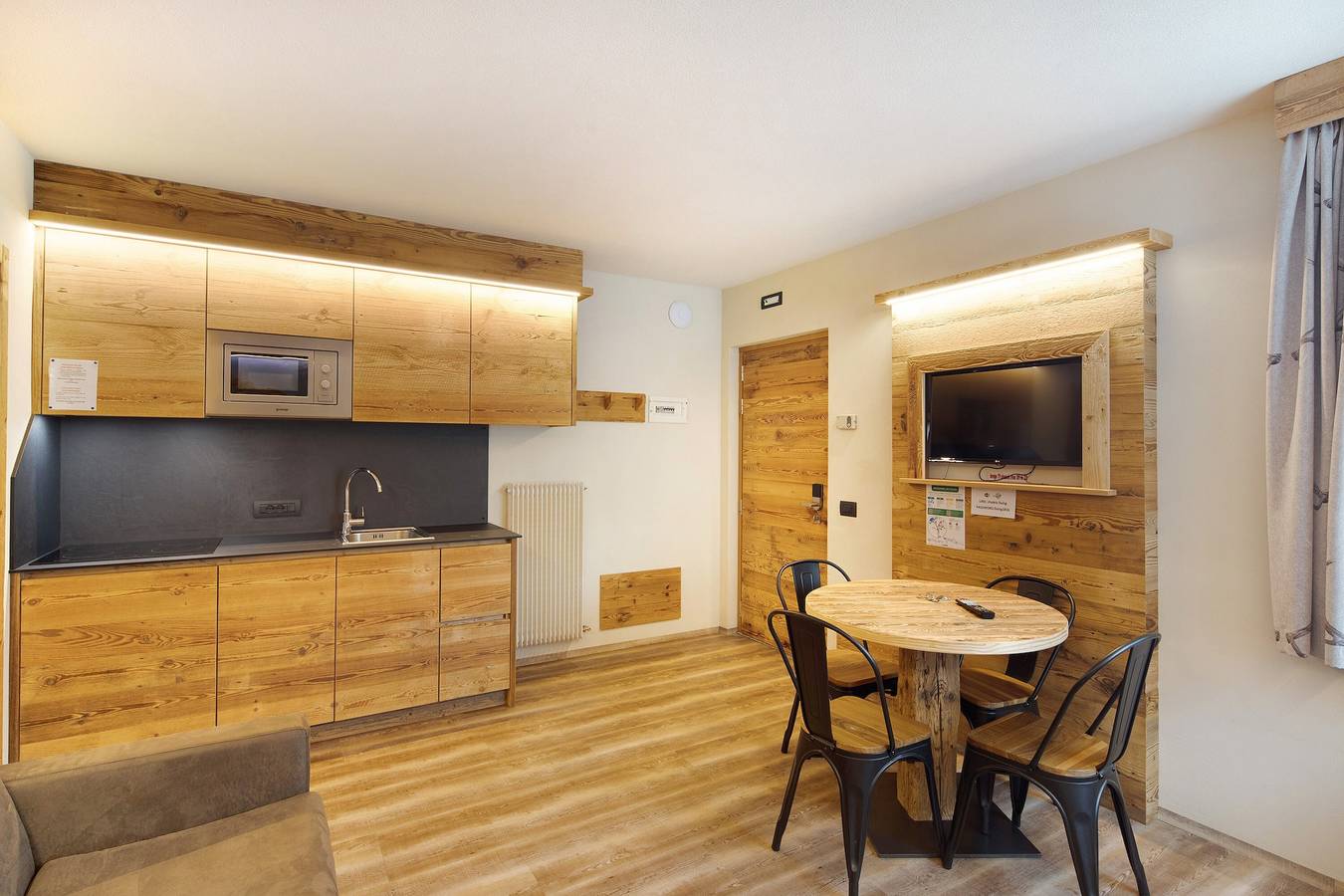 Appartamento intero, Appartamento 'Chalet Leur Gusja Golp Bilocale' con vista sulle montagne, giardino in comune e Wi-Fi in Livigno (Borgo), Livigno