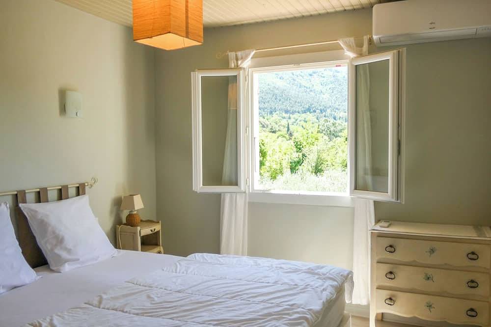 Appartement entier, Appartement dans maison de campagne bénéficiant d'une très belle vue. in Nyons, Région de nyons