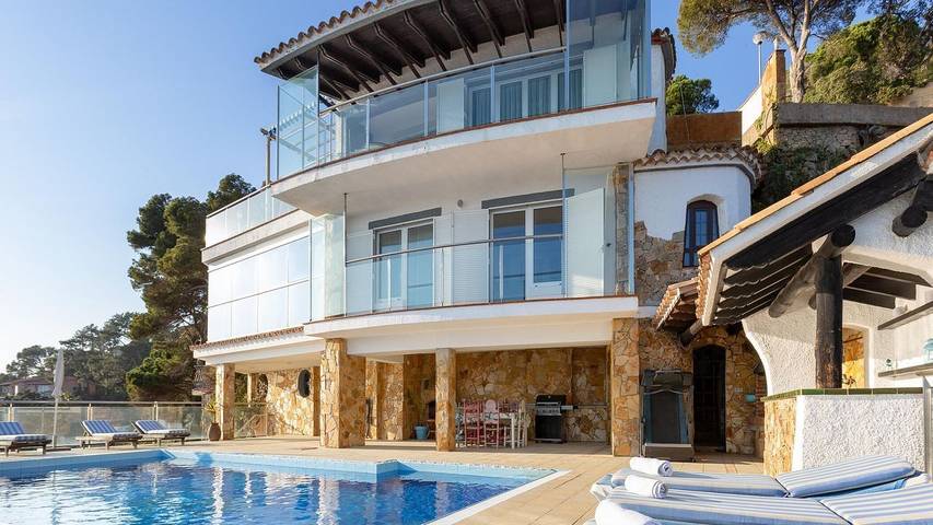 Maison de vacances pour 13 personnes, avec piscine ainsi que terrasse et sauna à Canyelles