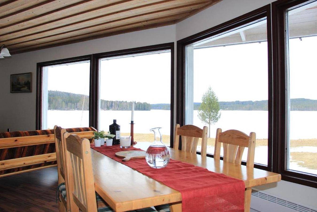 Rotes Ferienhaus mit Panoramablick über den See  in Falun, Dalarna