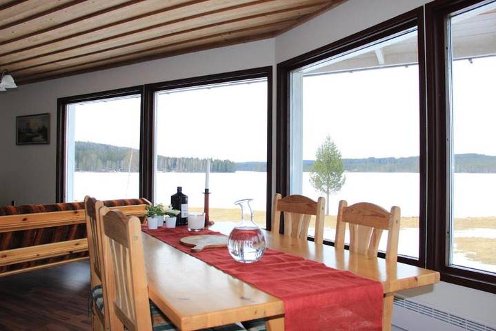 Rotes Ferienhaus mit Panoramablick über den See in Falun, Dalarna