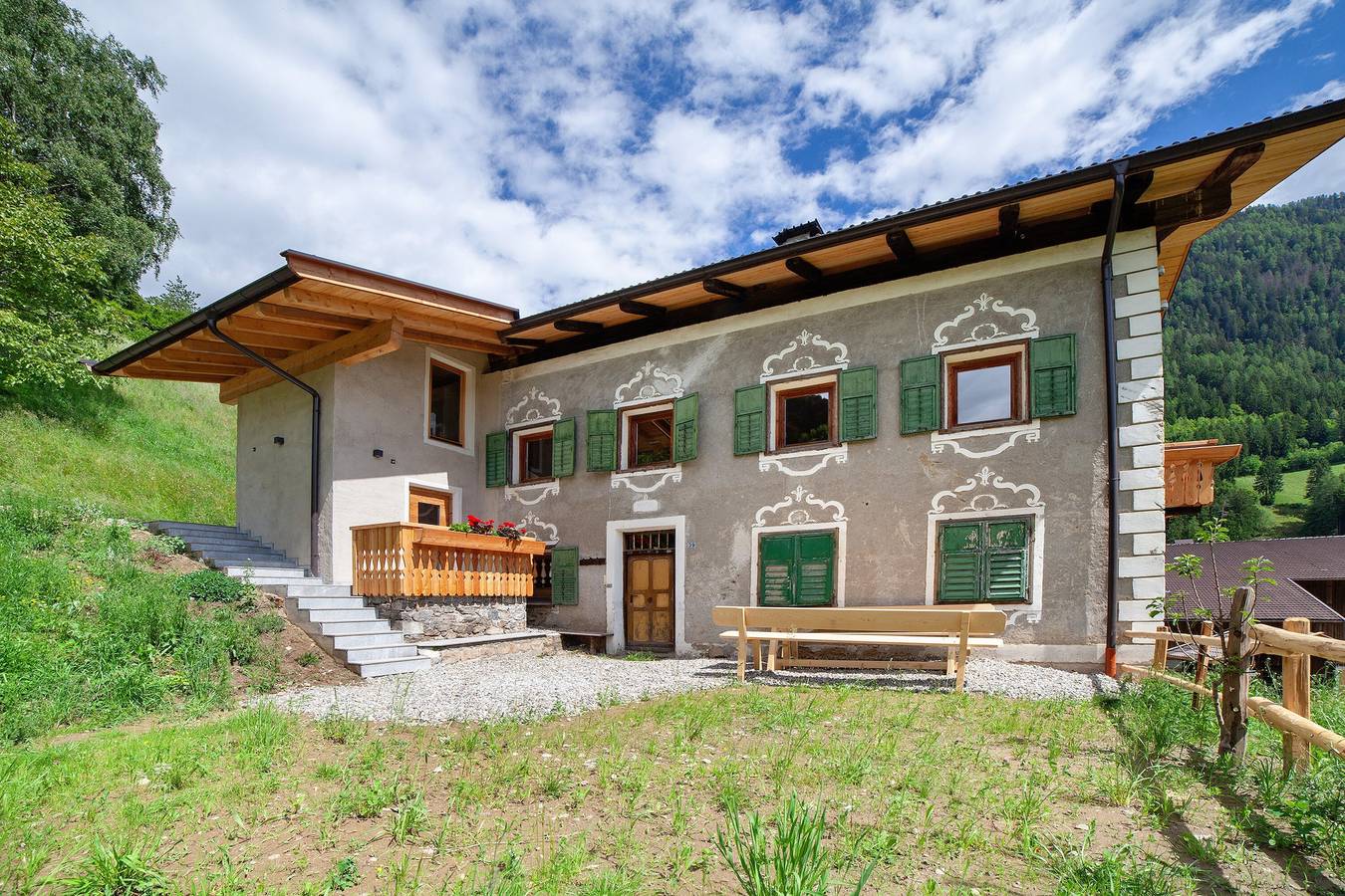Entire apartment, Apartment 'Schlossbauer Große' with Mountain View, Shared Terrace and Wi-Fi in Stubai Alps, San Leonardo in Passiria