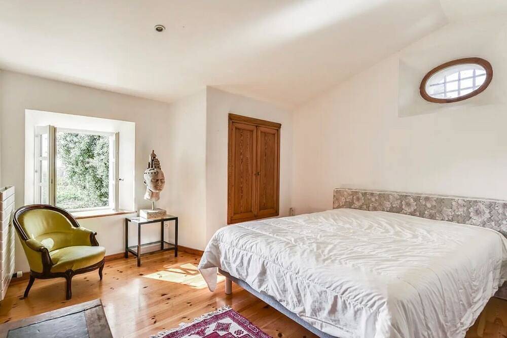 Dreamlike sheepfold in the heart of the Luberon vineyards in La Tour-d'Aigues, Parc naturel régional du Luberon