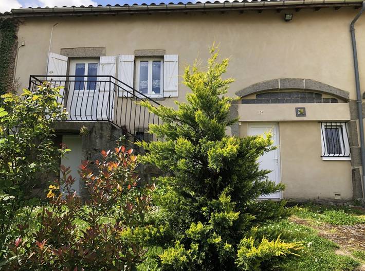 Gîte pour 8 personnes, avec terrasse ainsi que jardin et piscine, animaux acceptés dans Fayet-le-Château