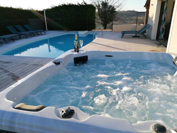 Location de vacances pour 8 personnes, avec jacuzzi ainsi que jardin et piscine à Tamniès - 3