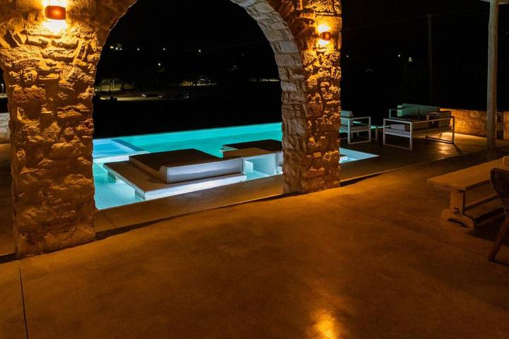 Location de vacances pour 10 personnes, avec bassin pour enfant et vue ainsi que jardin et piscine, animaux acceptés dans Píso Livádi - 4