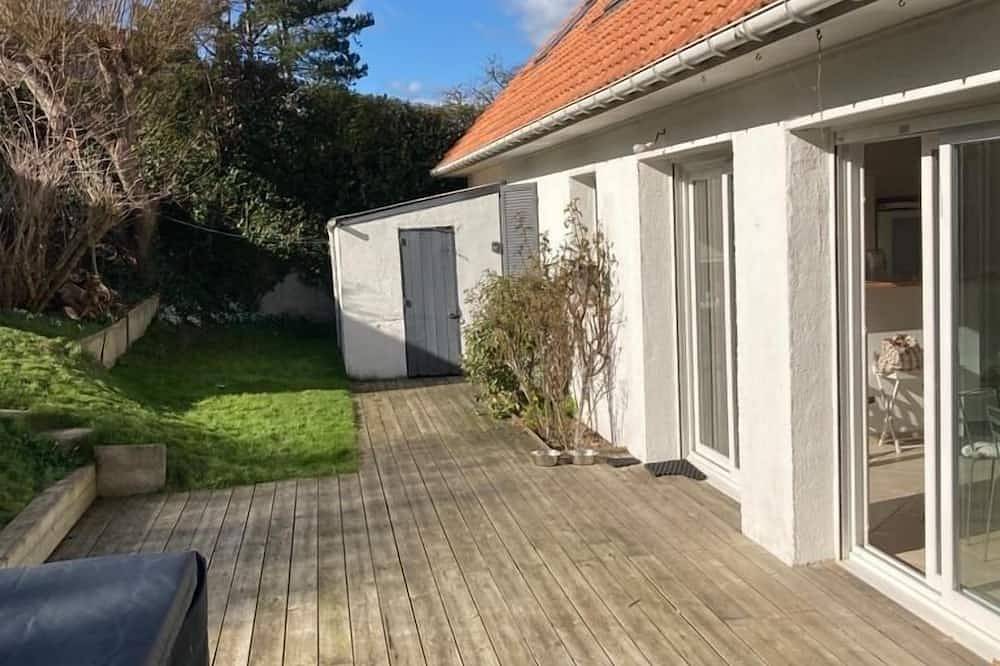 House surrounded by a garden, 5 mns walk from the beach. Saturday to Saturday. in Wissant, Boulogne-sur-Mer region