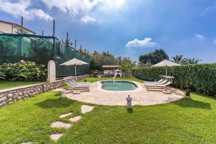 Villa für 12 Personen, mit Balkon und Garten sowie Pool - 1