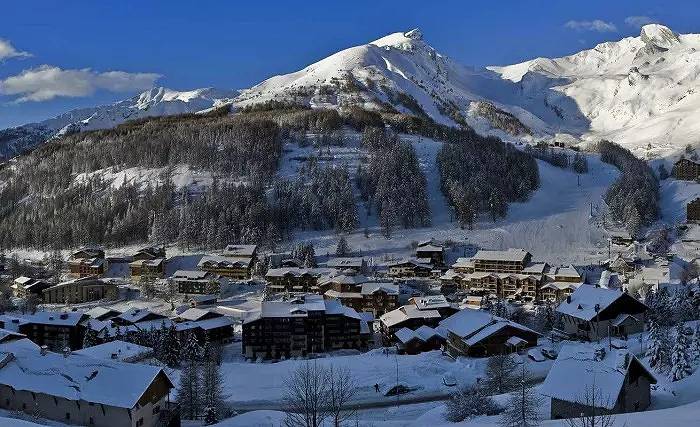 Gîte pour 10 personnes, avec vue ainsi que terrasse et piscine, animaux acceptés dans Lac de Serre-Ponçon - 2