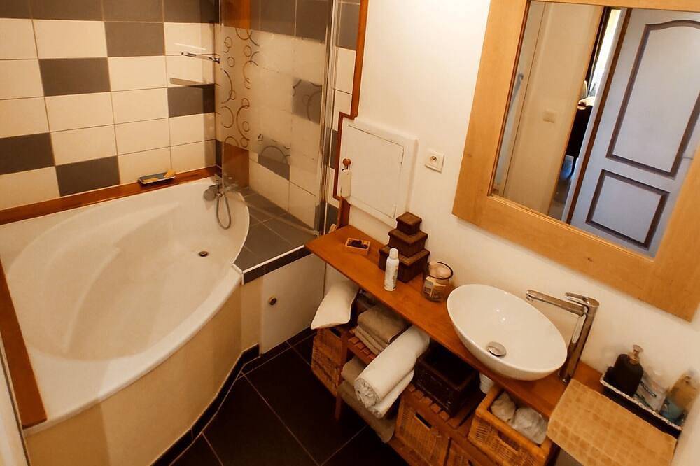 Entire apartment, Ideally located 70m2 T3 apartment with private balcony and secure parking in Saint-Priest, Rhône