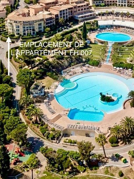 Gîte pour 4 personnes, avec piscine et bassin pour enfant ainsi que vue et jardin, animaux acceptés dans Golf De Cap Esterel - 2