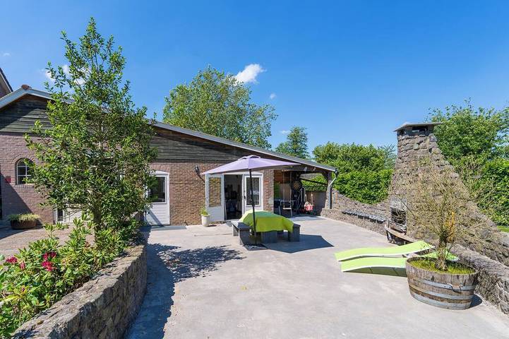 Ferienhaus für 12 Personen, mit Terrasse und Whirlpool sowie Sauna und Garten