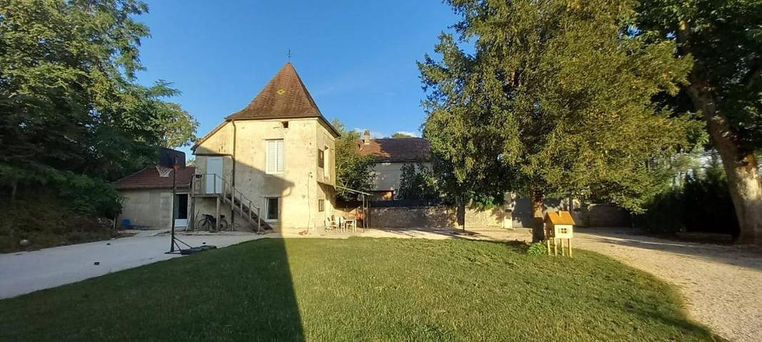 Location de vacances pour 2 personnes, avec Terrasse et Jardin ainsi que Piscine et Vue dans Pouilly-sur-Vingeanne