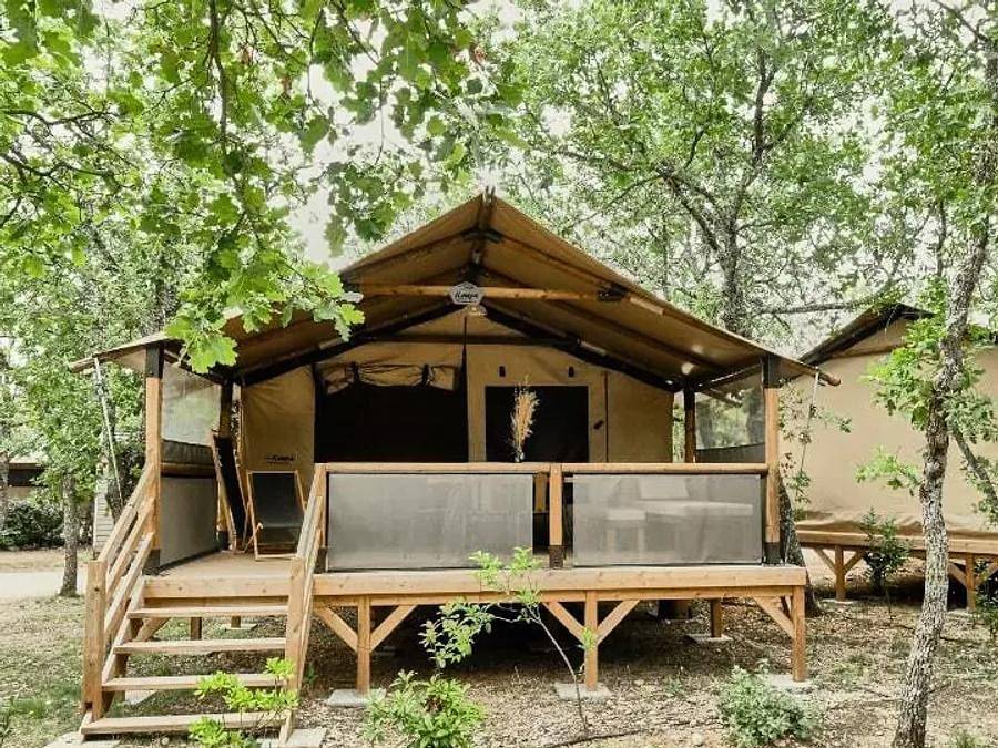 Camping Domaine des Chênes Blancs Pausado - Tienda de lona y madera 5 personas - Albergue Tienda Acogedora 3 Habitaciones 5 Personas Sin Sanitarios in Saint-Saturnin-lès-Apt, Parque natural regional del Luberon