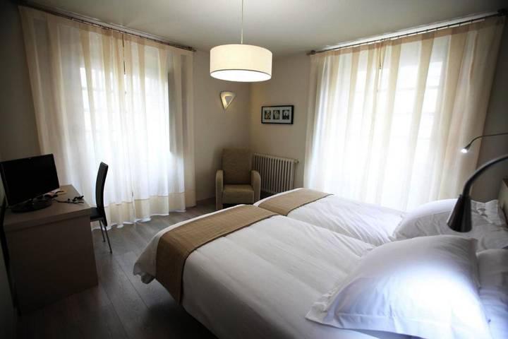 Hôtel pour 3 personnes, avec terrasse et jardin, animaux acceptés dans Solares - 4