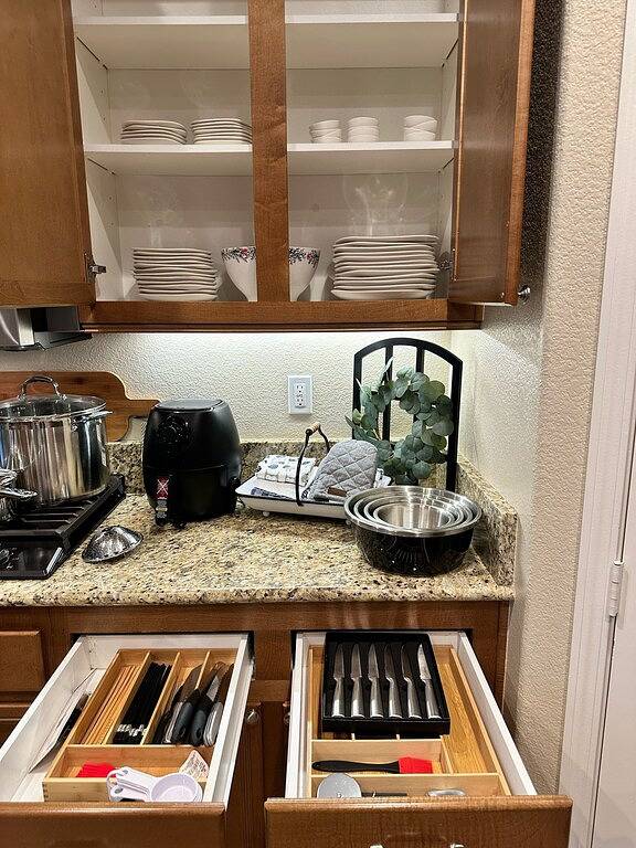 Kimberlys Château Palm Resort & Salt Water Pool Spa Sleeps 14 in Lake Elsinore, Riverside County