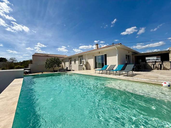 Location de vacances pour 8 personnes, avec Balcon et Jacuzzi ainsi que Terrasse et Jardin à Aigues-Vives (Aude)
