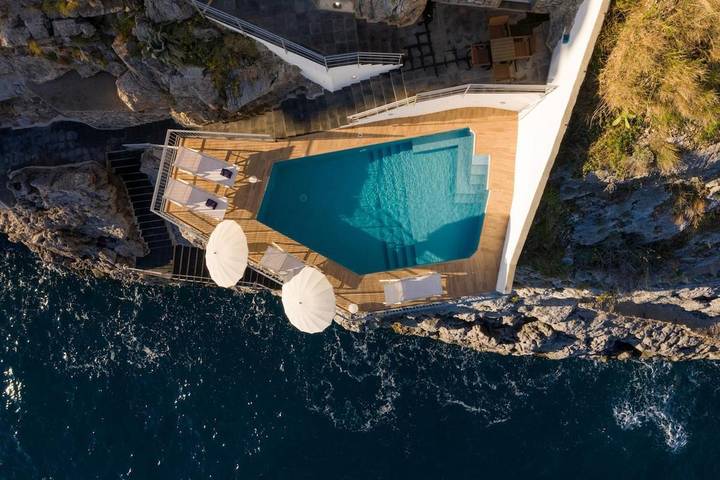 Villa per 8 persone, con panorama e giardino nonché piscina, con animali domestici in Conca dei Marini