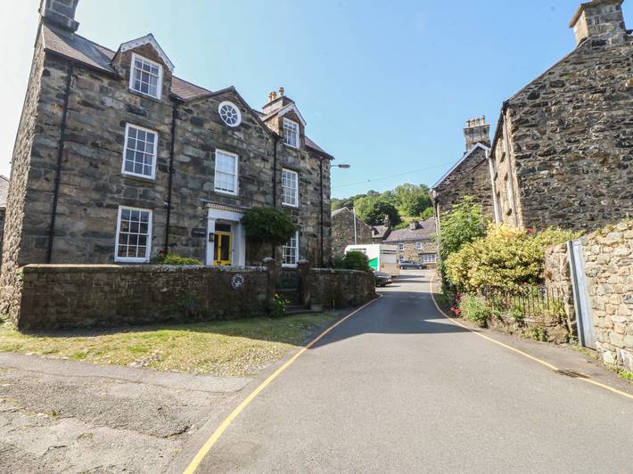 Cottage for 12 people, with Balcony and Garden in Dolgellau