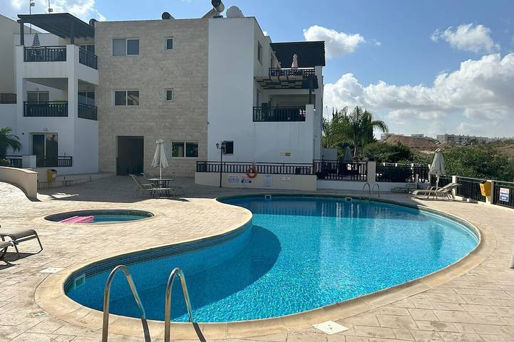 Appartement de vacances pour 4 personnes, avec balcon ainsi que jardin et piscine