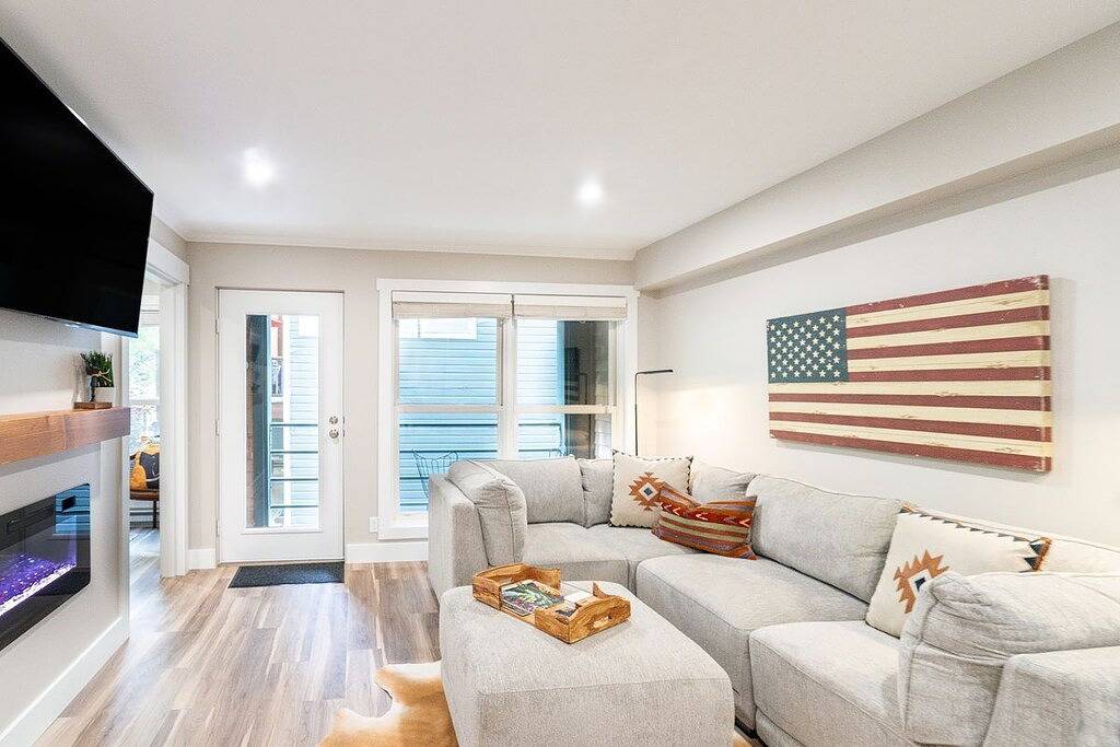 Ganze Wohnung, Modern, Chic Dream Location | Electric Fireplace, Covered Parking, Elevator | 3 Mins To Skiing! in Telluride, Telluride Ski Resort