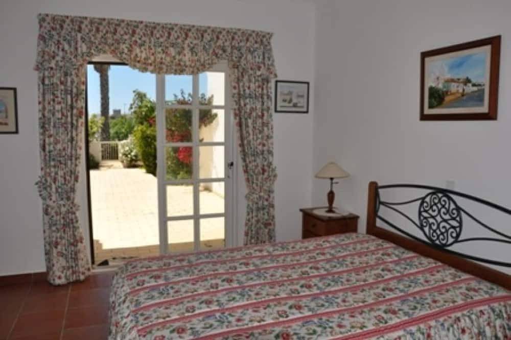 Fantastic villa in Meia Praia with terraces, pool and garden 500 m from the sea in São Sebastião, Lagos