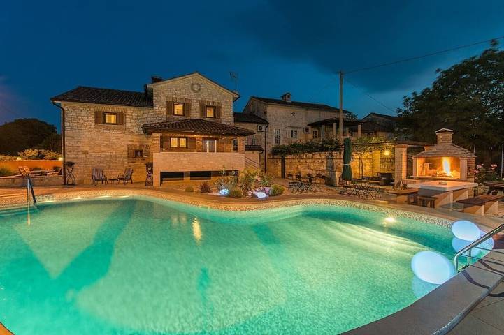 Ferienwohnung für 4 Personen, mit Garten und Terrasse sowie Pool, mit Haustier