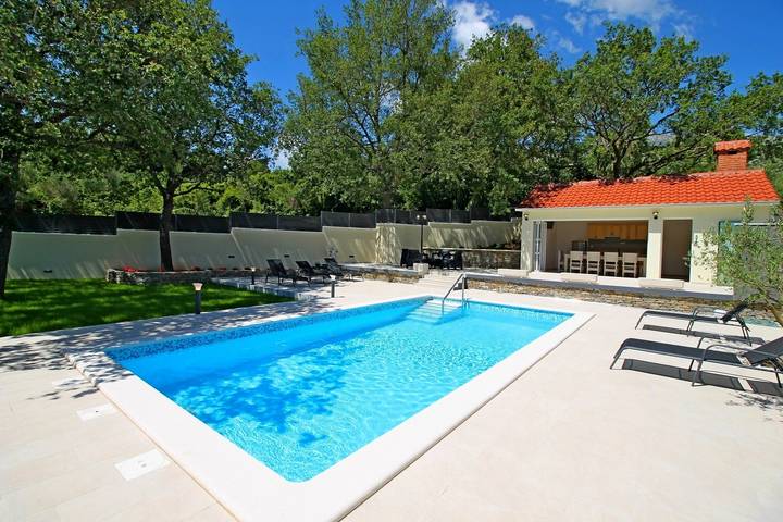 Hel lejlighed, Villa Skura- private heated pool 32m2, summer kitchen, 4 bedrooms, garden in Naklice, Split-Dalmatien