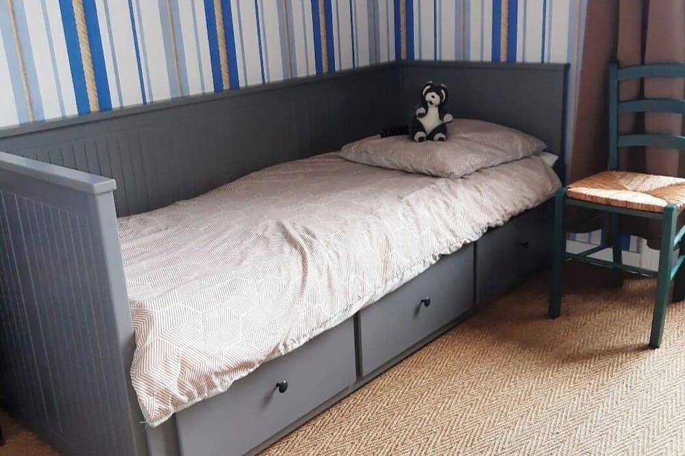 Chic and authentic bourgeois house by the sea, ideal for surfing, beaches and hiking. in Tréguennec, Côte de Cornouaille