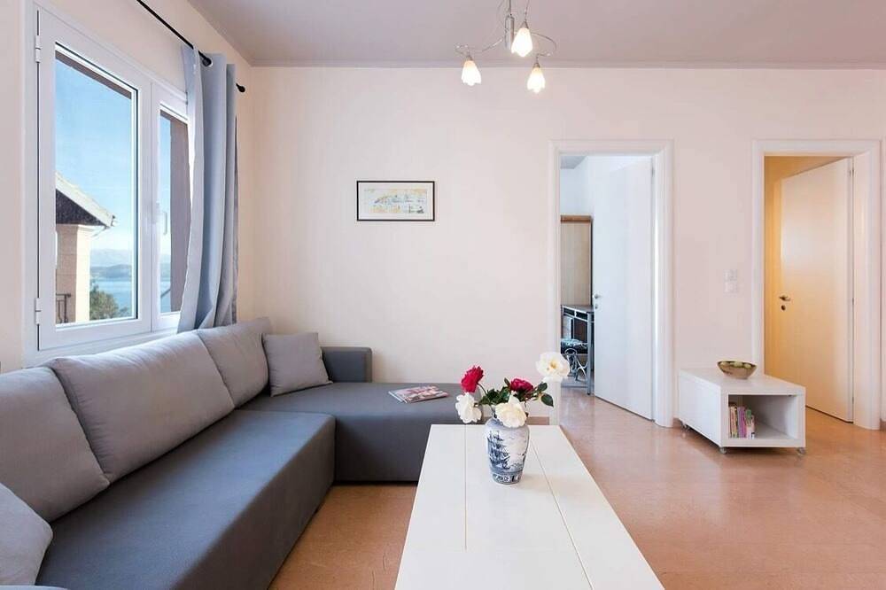 modern 2 bedroom fully furnished apartment over looking the harbour of Kassiopi, foto 8