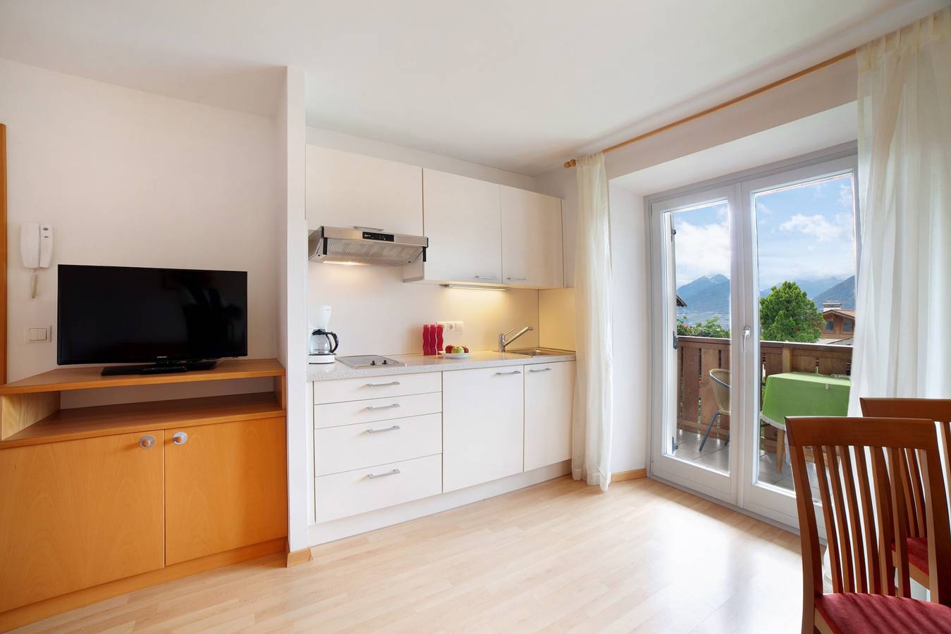 Ganze Wohnung, Ferienwohnung "Mosttragerhof 2" mit Bergblick, Gemeinschaftspool und Wlan in St. Georgen (Schenna), Schenna