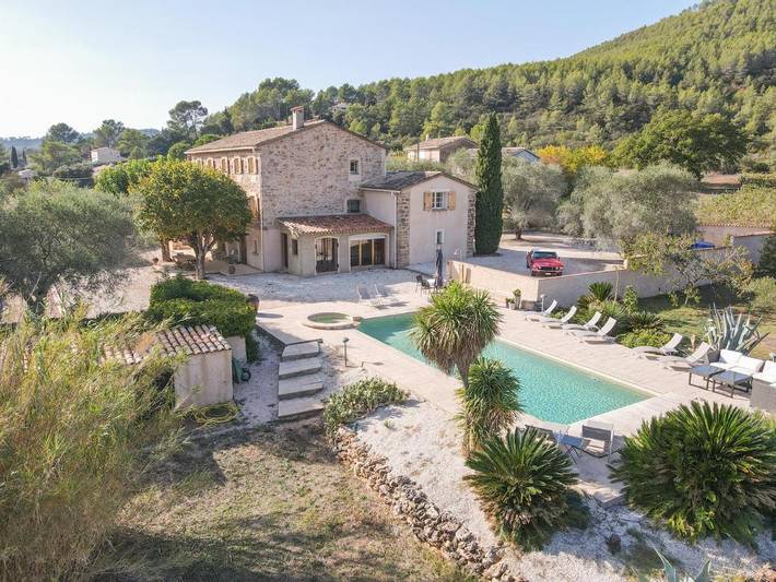 Chambre d’hôte pour 2 personnes, avec Jacuzzi et Terrasse ainsi que Jardin et Piscine à Taradeau