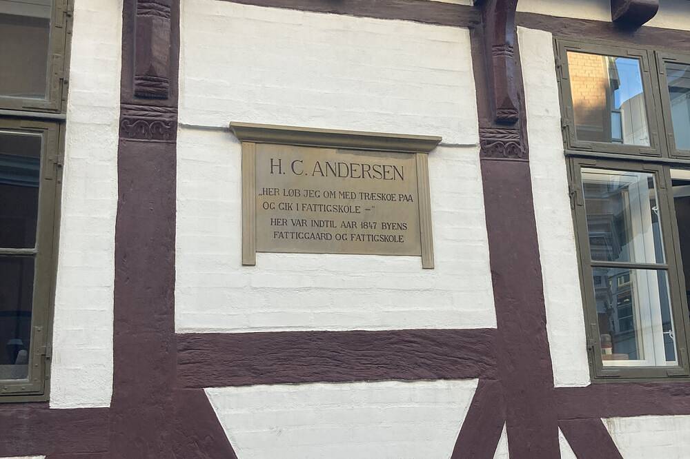 H.C. Andersen went to school opposite us • You are right in the center in Odense, Odense en omgeving
