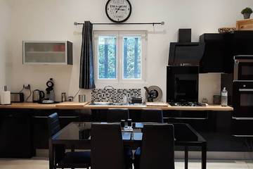 Gîte pour 4 personnes, avec piscine et jardin à Caderousse
