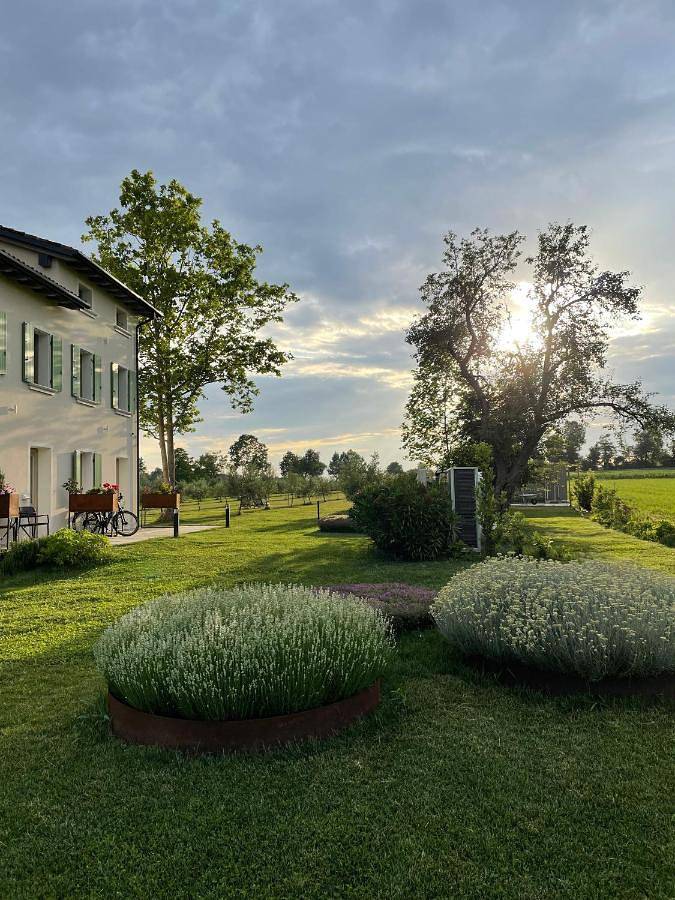 Casa vacanza per 2 persone, con panorama e giardino in Monzambano