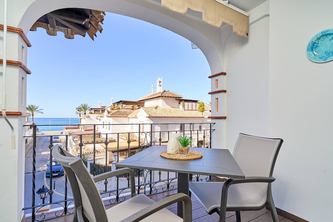 Apartamento entero, "Casa de la playa Alto Realengo" cerca de la playa con terraza privada, A/C y Wi-Fi in La Herradura, Almuñecar