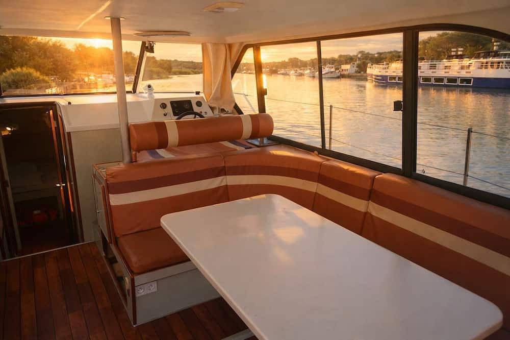 Habitable boat with terrace with panoramic view of the Canal du Midi in Béziers, Côte d'Améthyste