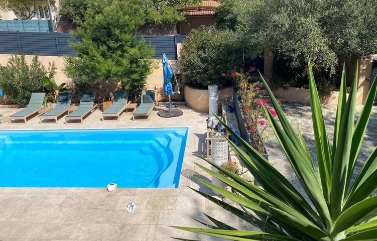 Location de vacances pour 8 personnes, avec piscine ainsi que jardin et vue, animaux acceptés à Le Revest-les-Eaux