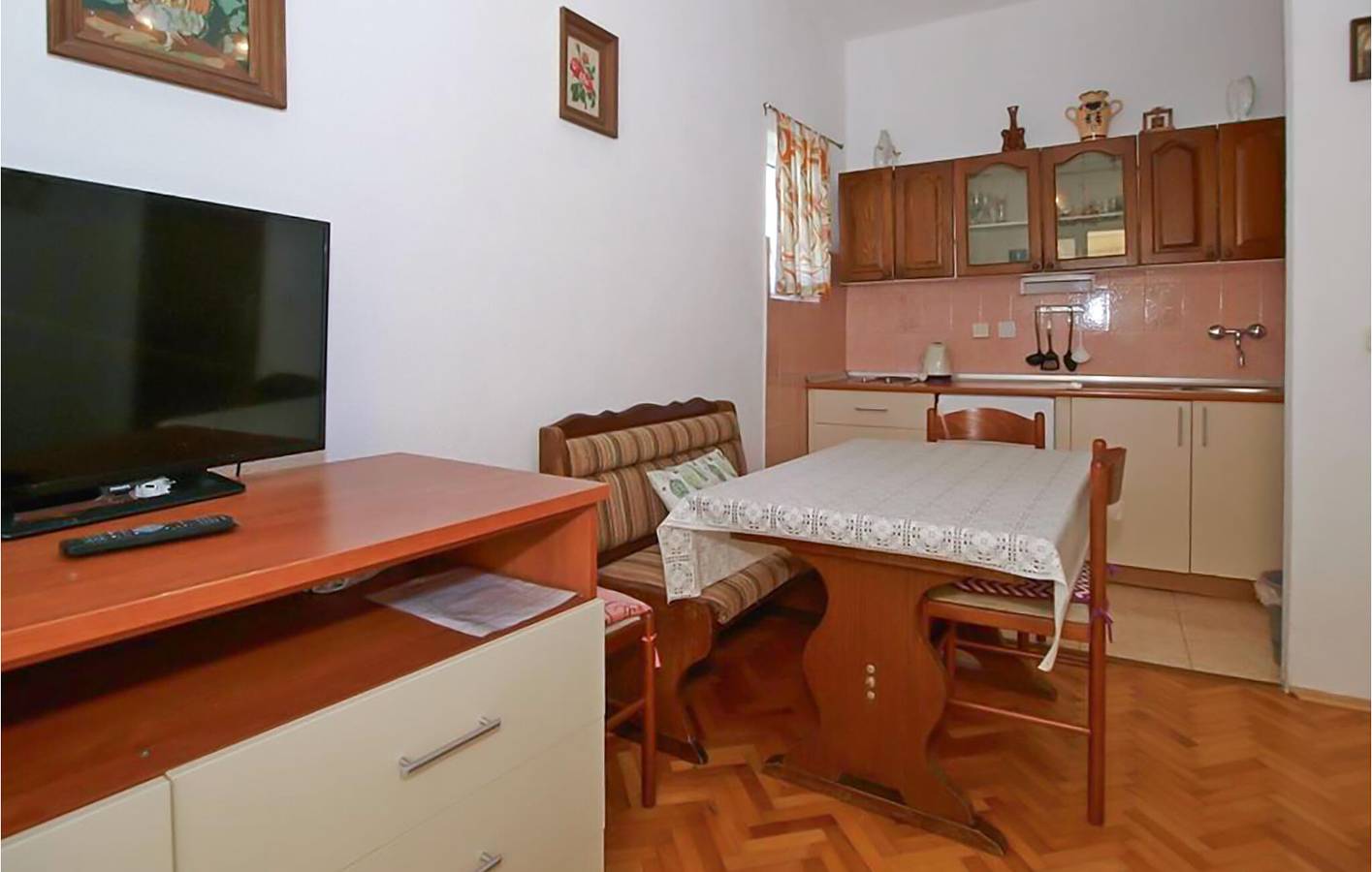 Ganze Ferienwohnung, Gemütliches Apartment am Strand: 100 m vom Ufer entfernt, mit WLAN und Küche in Gradac, Makarska Riviera