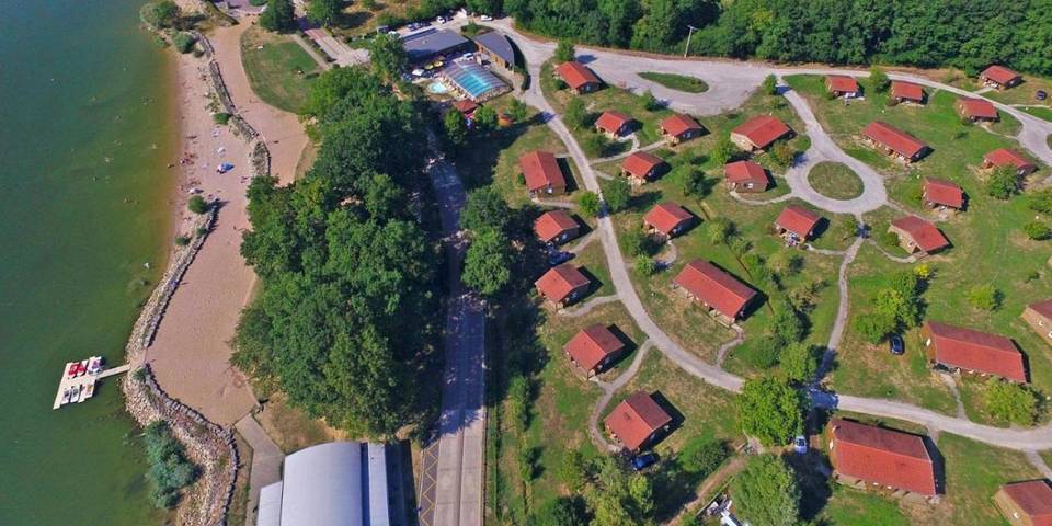 Location de vacances pour 6 personnes, avec terrasse ainsi que jacuzzi et piscine dans Lac de la Vingeanne