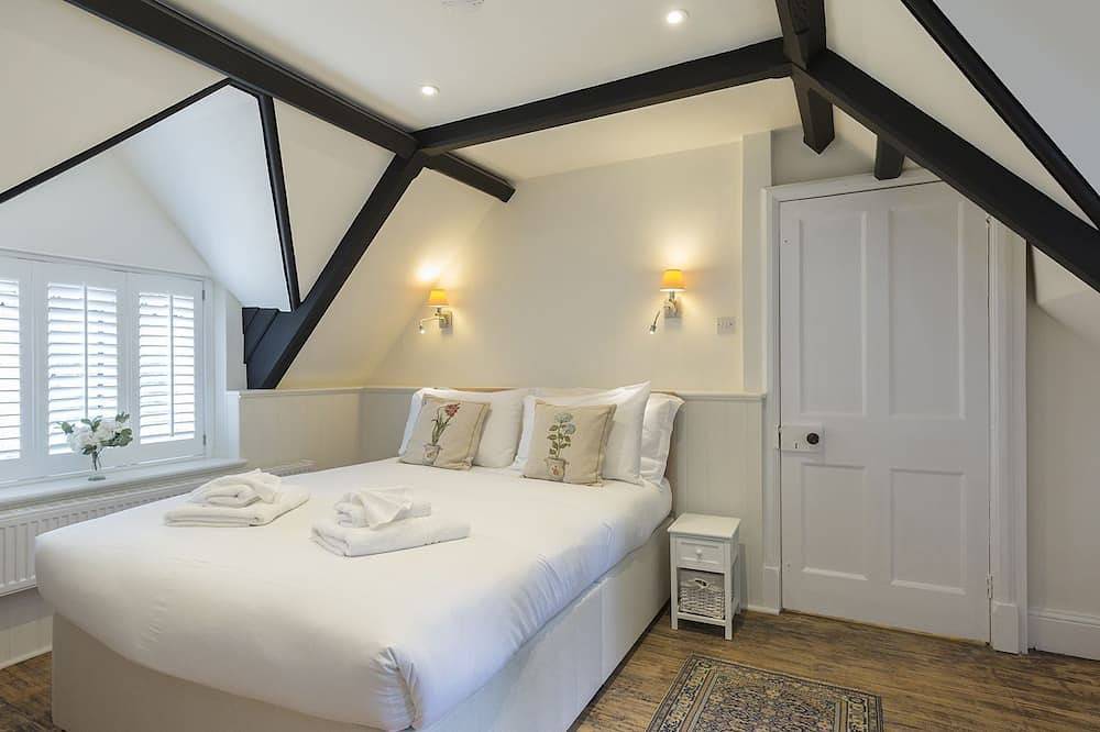 Castle Gatehouse -  a sudeley castle cottage that sleeps 4 guests  in 2 bedrooms in Winchcombe, Gloucestershire
