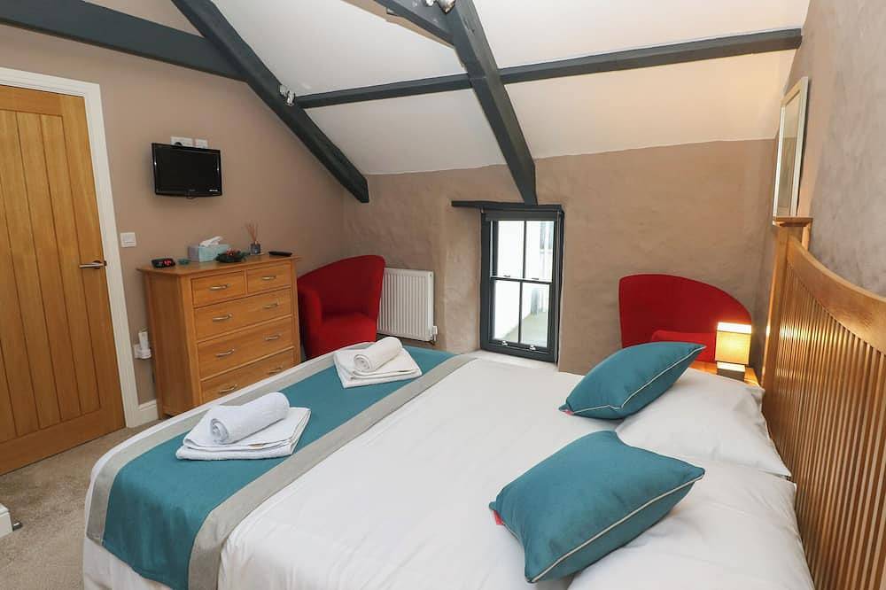 Stable Cottage, pet friendly, character holiday cottage in Pembroke in Pembroke, Pembrokeshire