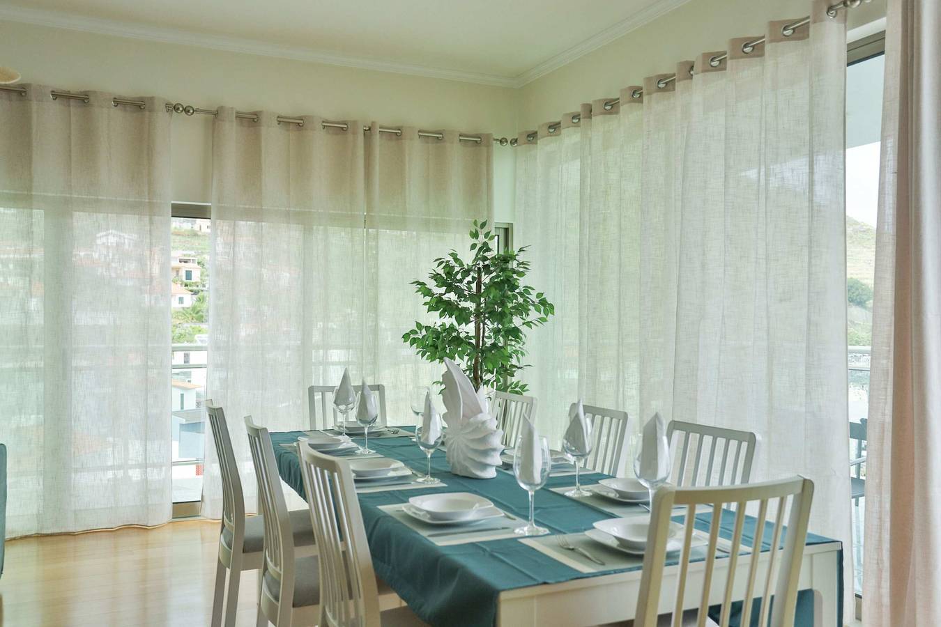 Ganze Wohnung, Ferienwohnung für 8 Personen mit Balkon/Terrasse in Machico, Madeira