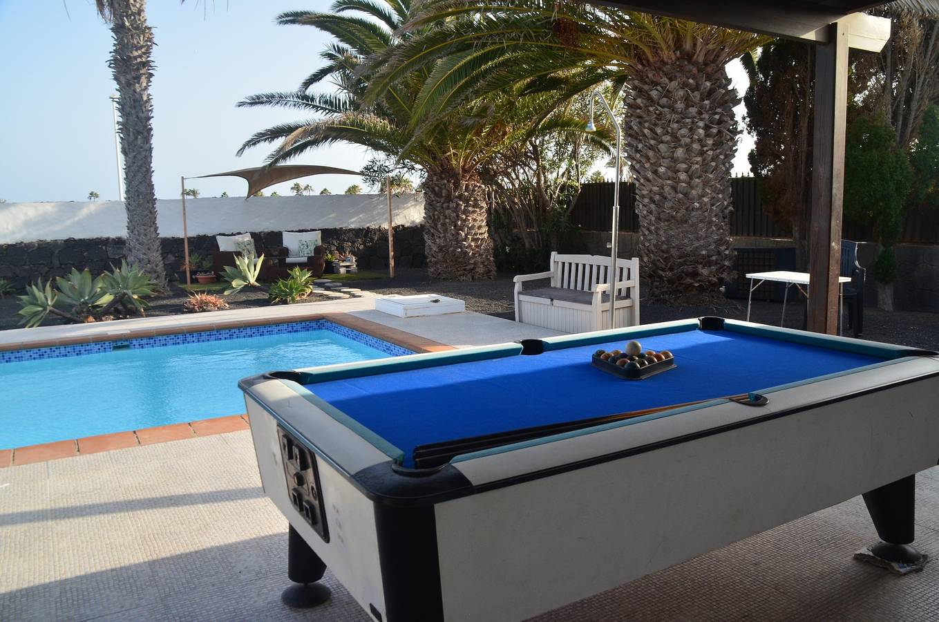Beautiful Villa "Mariola" Close to Beach with Heated Pool, Terrace, Garden & Wi-Fi in Montaña Roja, Yaiza