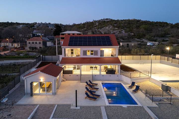 Ferienhaus für 8 Personen, mit Pool und Garten