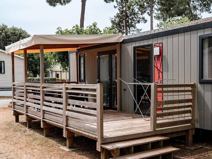 Camping Oléron Saint Tro'Park - Mobilheim 6 personen - Mobilheim Premium 33m² (3 Zimmer) + Geschirrspülmaschine + Bett 160 + Halbüberdachte Terrasse 15m². in Saint-Trojan-les-Bains, Côte de Beauté