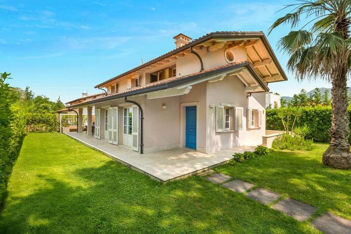 Villa per 10 persone, con idromassaggio e giardino in Marina di Pietrasanta