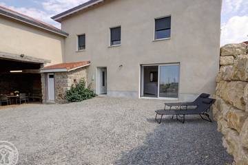 Gîte pour 8 personnes, avec jardin à Panissières